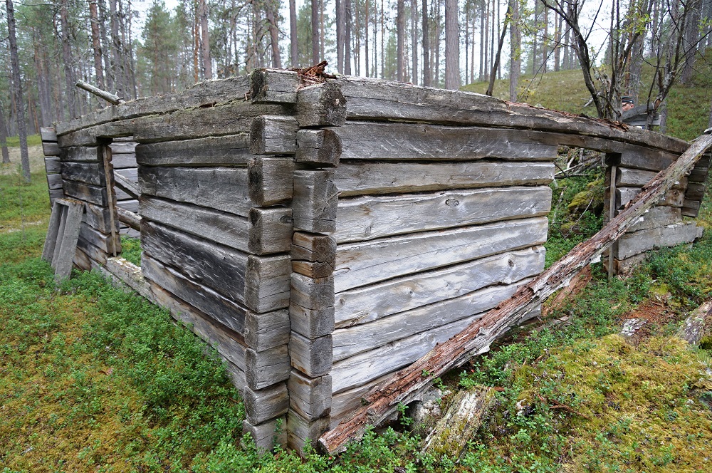 Jääkärikämpän raunio metsässä.