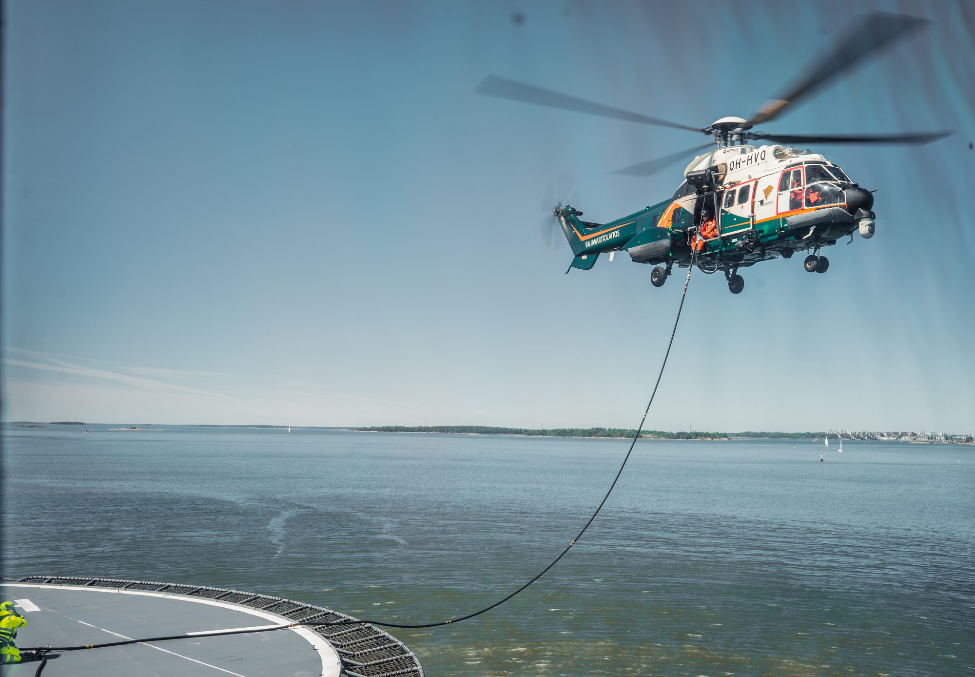 Helikopteri tankkaa vartiolaivalta merellä. 