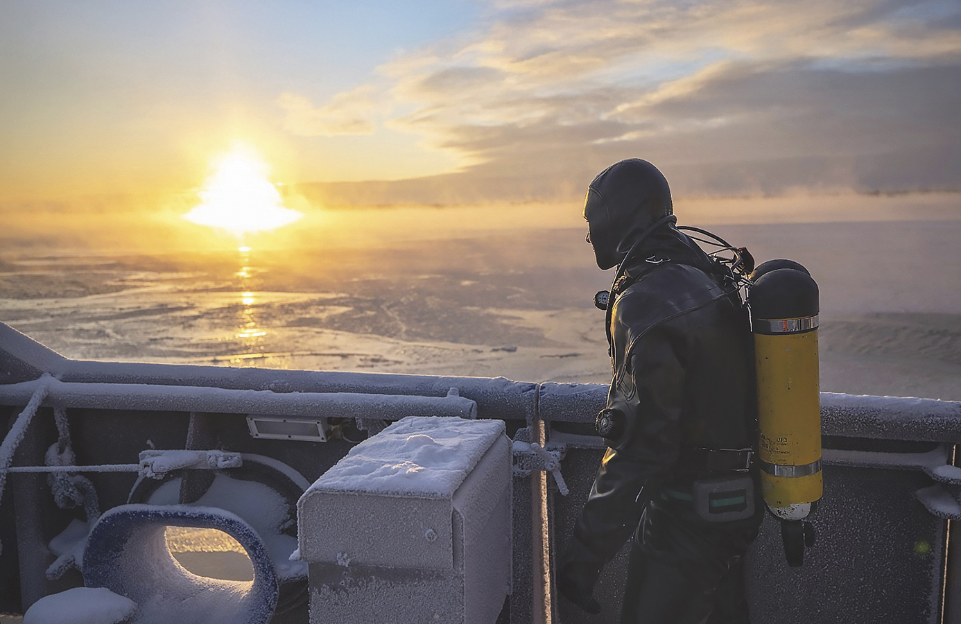 Dykare på däcket. Omslagsbilden på Rajamme Vartijat 4/25.