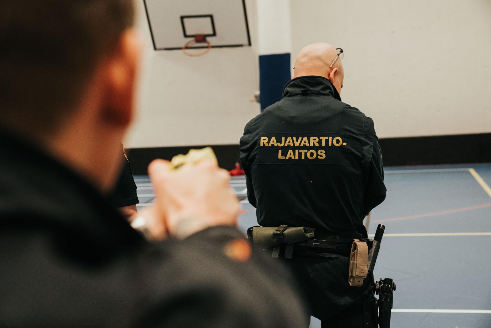 Virkamies harjoittelee etälamauttimen käyttöä