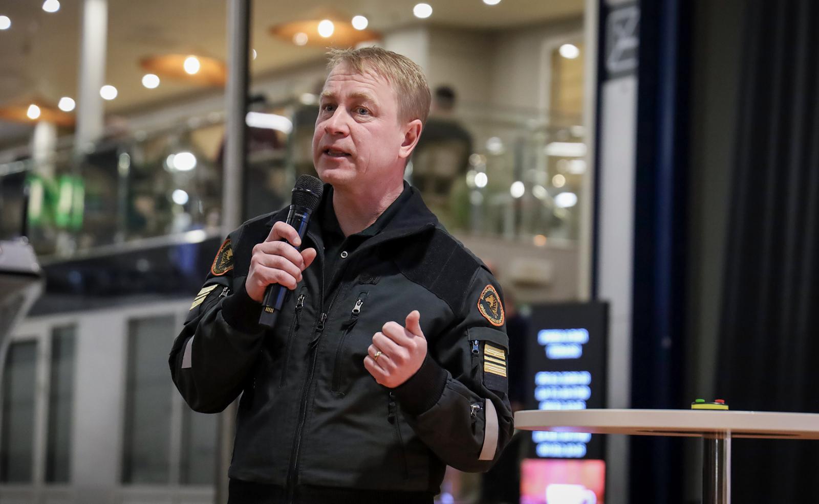 Pelastustoimen toimialajohtaja Jukka-Pekka_Lumilahti puhuu mikrofoniin lavalla